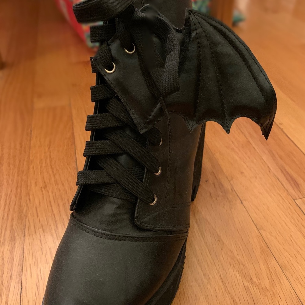 Black Bat Wing Boots Iron Fist - Picture 2 of 2
